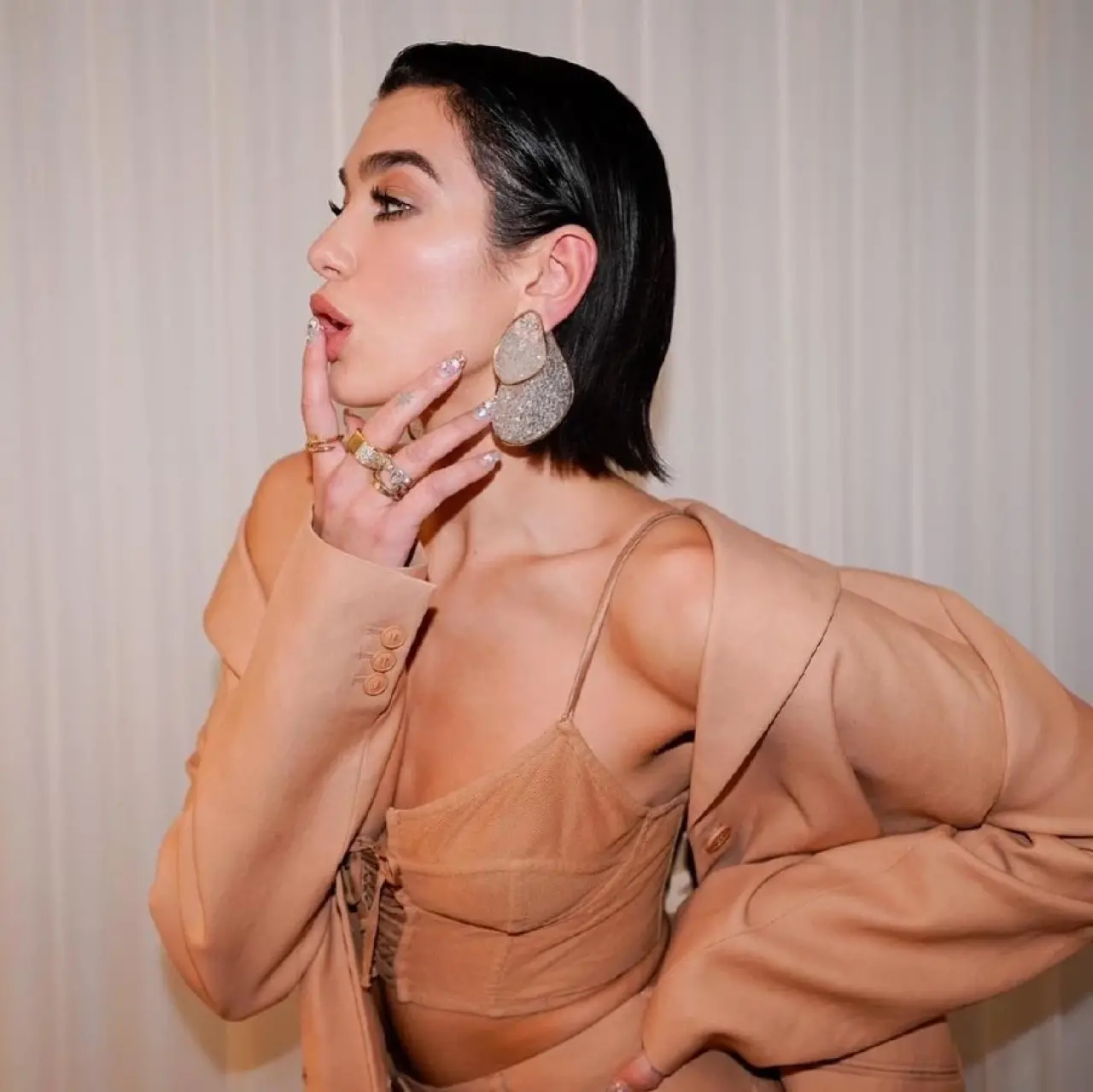 Dua Lipa’nın 2018’deki Maskülen ve Nude Güzellik Tarzı Hala Özleniyor! 1
