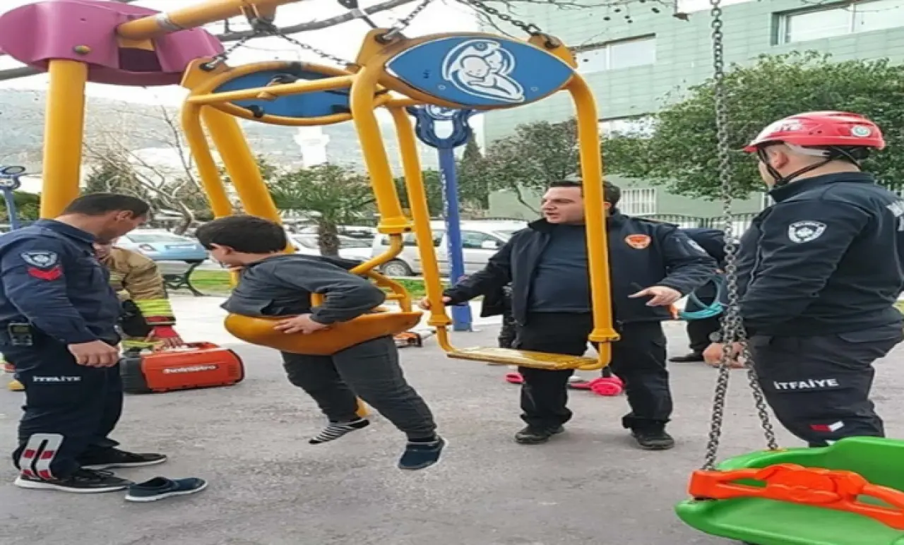 7 Yaşındaki Çocuğun Parkta Yaşadığı Kabus! İtfaiye Zamanla Yarıştı 3