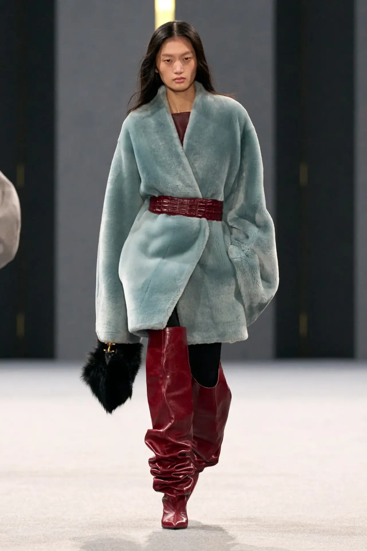 Parizyen Ruh, Modern Siluetler: Paris Moda Haftası 2025-26 Sonbahar/Kış Sezonunun En Çarpıcı Koleksiyonları! 9