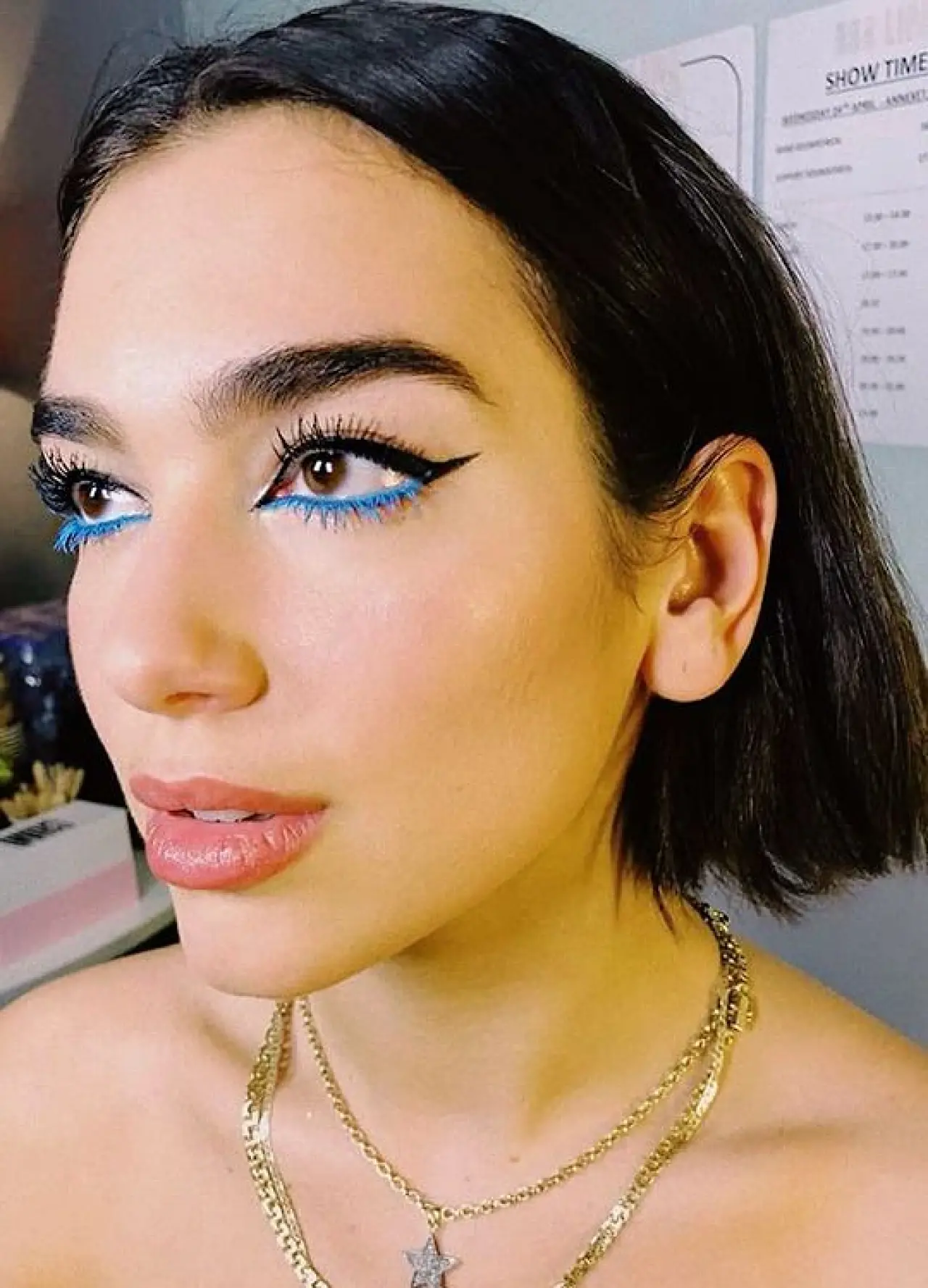 Dua Lipa'nın Etkileyici Bakışlarının Sırrı: Mükemmel Eyeliner Çekmenin 5 Altın Kuralı! 5
