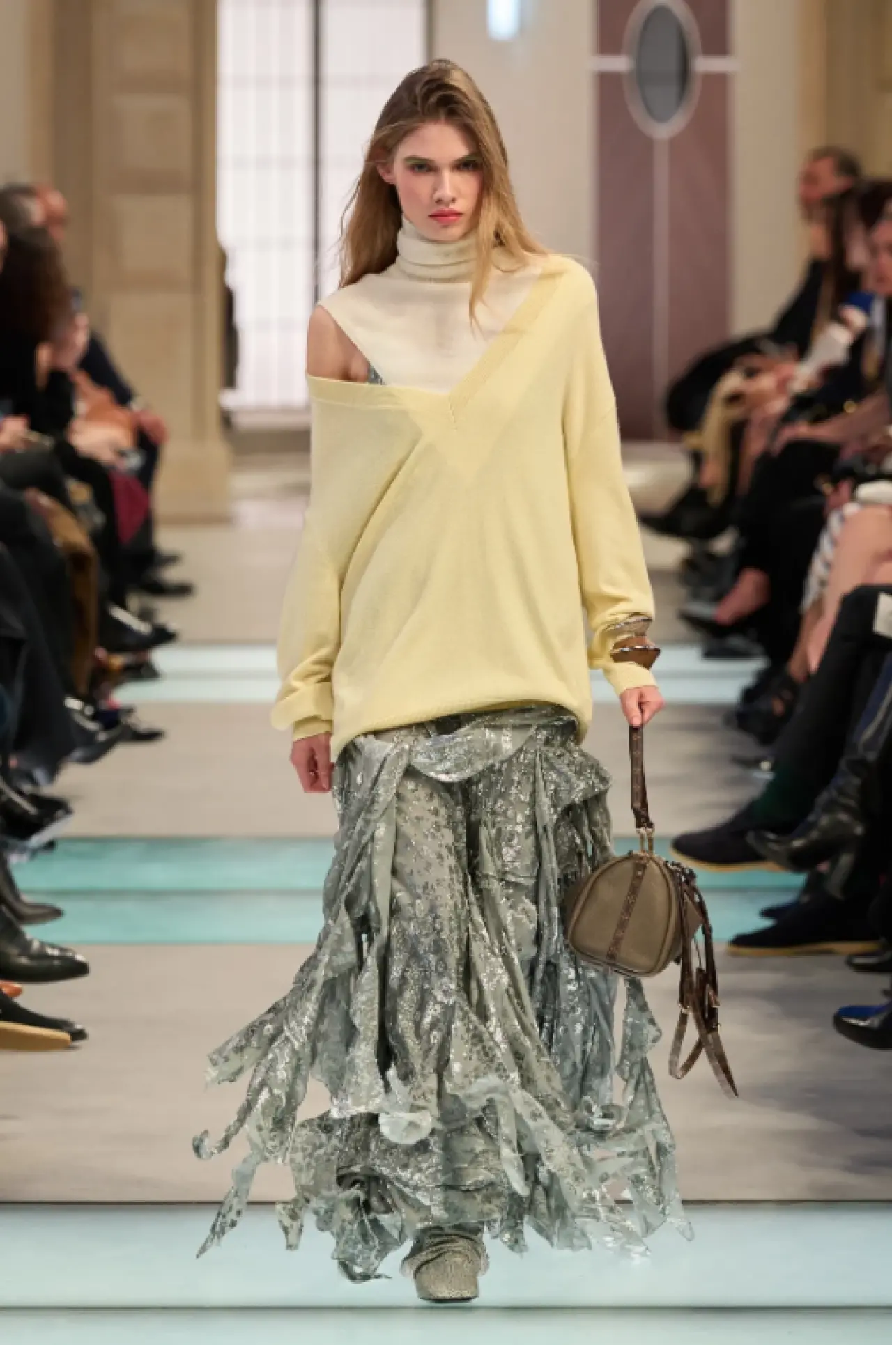 Parizyen Ruh, Modern Siluetler: Paris Moda Haftası 2025-26 Sonbahar/Kış Sezonunun En Çarpıcı Koleksiyonları! 11