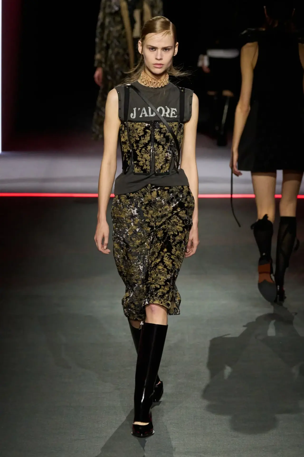 Parizyen Ruh, Modern Siluetler: Paris Moda Haftası 2025-26 Sonbahar/Kış Sezonunun En Çarpıcı Koleksiyonları! 7