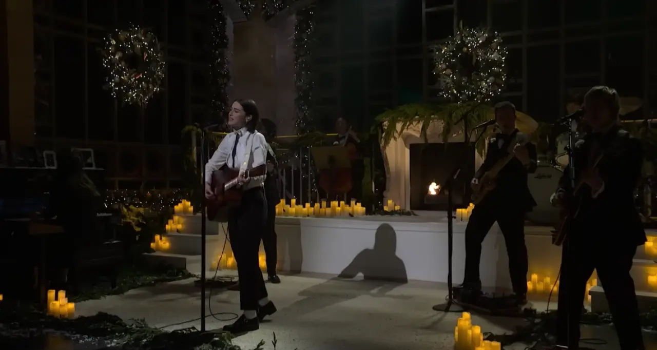 Taylor Swift'in Genç Versiyonu Ortaya Çıktı: Gracie Abrams SNL Sahnesinde Aşk Acısını Tüm Dünyaya Anlattı! 4