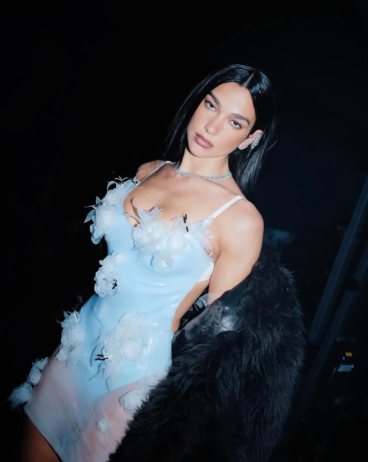 Dua Lipa’dan Muhteşem Geri Dönüş: "Handlebars" ile Herkesi Kendine Hayran Bıraktı! 4