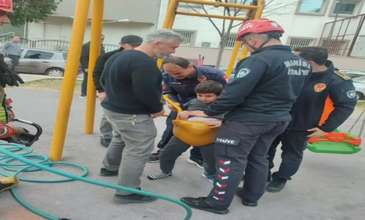 7 Yaşındaki Çocuğun Parkta Yaşadığı Kabus! İtfaiye Zamanla Yarıştı 1