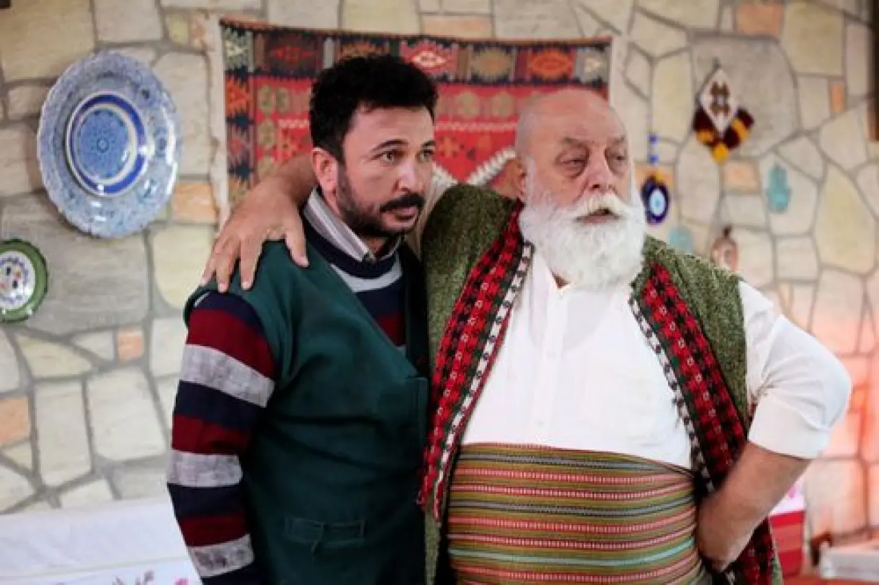 Toygan Avanoğlu (Güldür Güldür Paşa) Kimdir, Kaç Yaşında, Nereli, Evli mi, Eşi Kim? 4