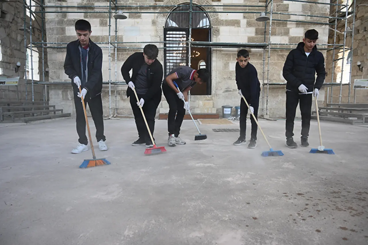 1800 Yıllık Mirası Gençler Ayağa Kaldırdı: Ramazan Bayramı’na Gönüllü Temizlik Desteği 5