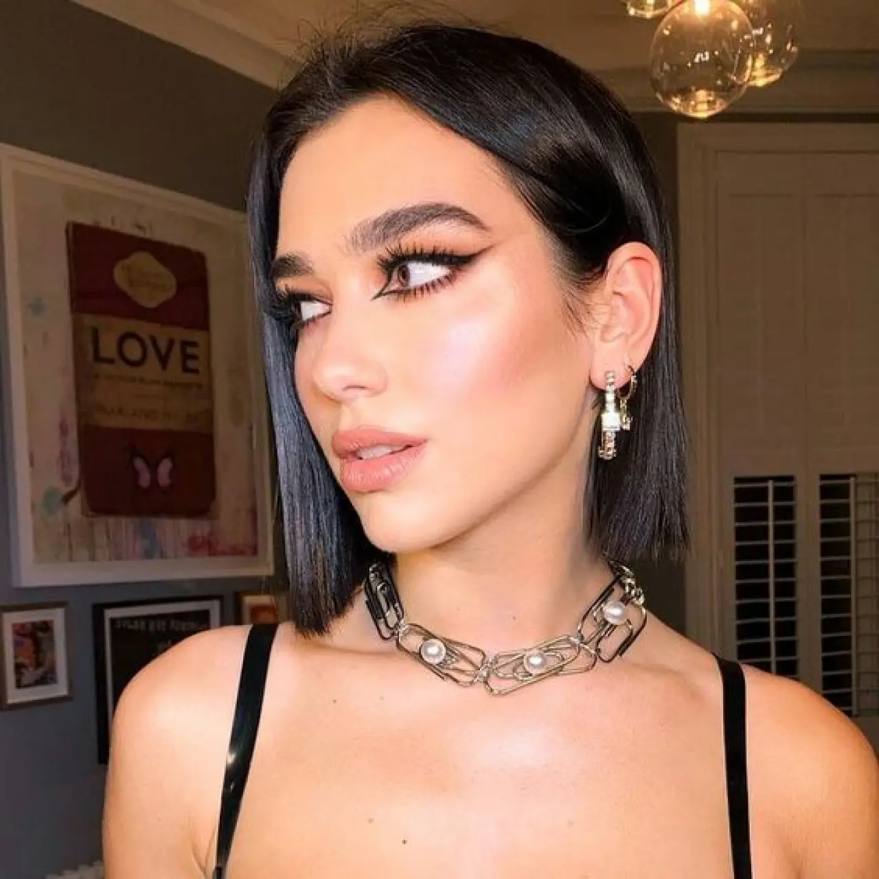 Dua Lipa'nın Etkileyici Bakışlarının Sırrı: Mükemmel Eyeliner Çekmenin 5 Altın Kuralı! 4
