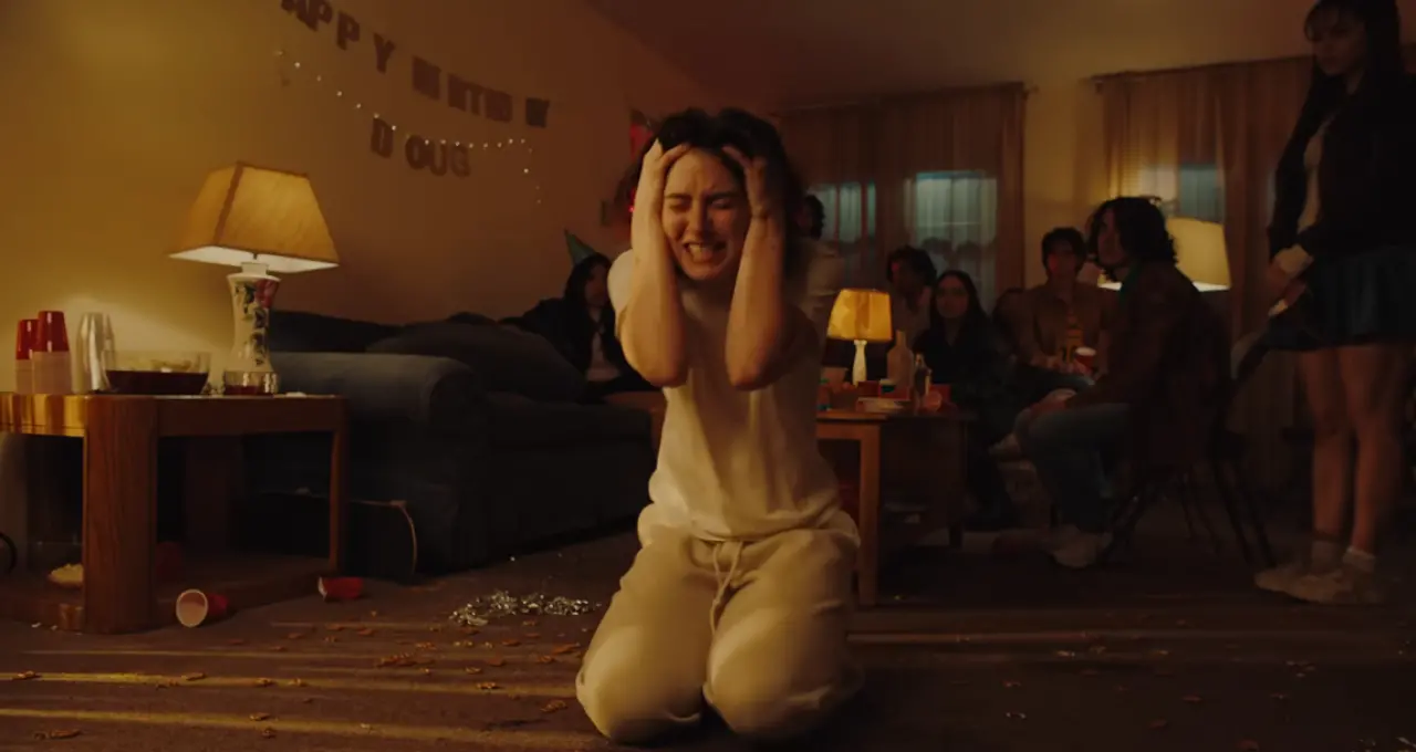 Gracie Abrams’ın “Risk” Şarkısı Kalpleri Fethetti: İşte 10 Milyon İzlenmenin Arkasındaki Hikaye! 3