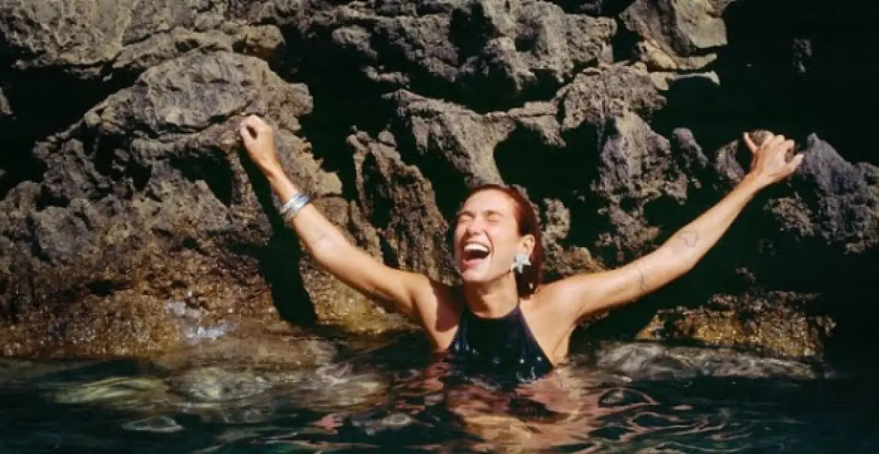 Dua Lipa’nın "Radical Optimism" Albümündeki Şarkıların Gizli Mesajları Ortaya Çıktı! 11