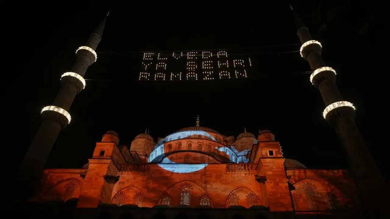 En Anlamlı Kadir Gecesi Mesajları: Bin Aydan Daha Hayırlı Gecede Dualar Semaya Yükseliyor 7