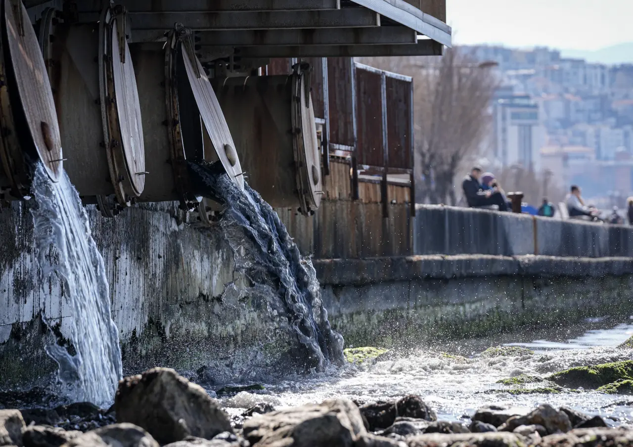 Skandal görüntüler! İzmir Körfezi'nde suyun rengi değişti kötü koku yayıldı 6