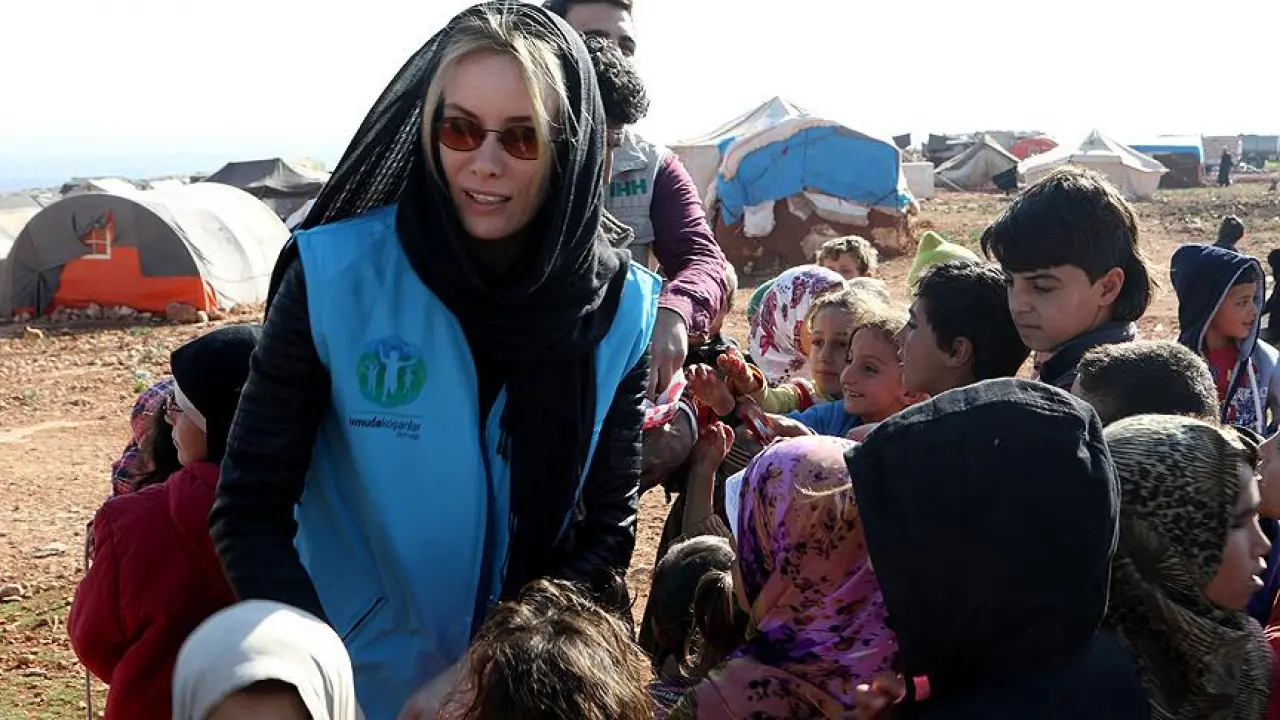 Gamze Özçelik Kimdir, Kaç Yaşında ve Nereli, Eşi Kim? Komiser Zeynep'in Son Hali! 2