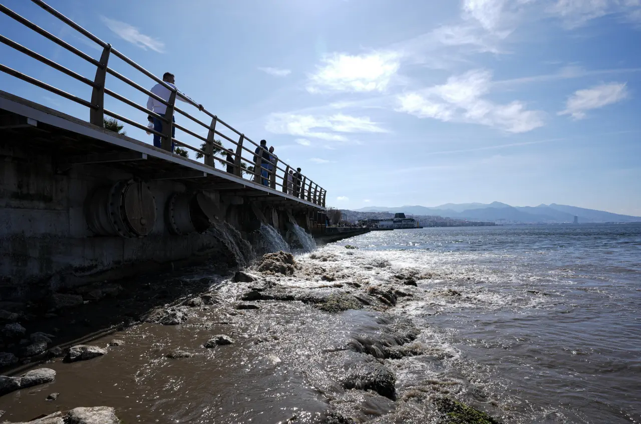 Skandal görüntüler! İzmir Körfezi'nde suyun rengi değişti kötü koku yayıldı 8