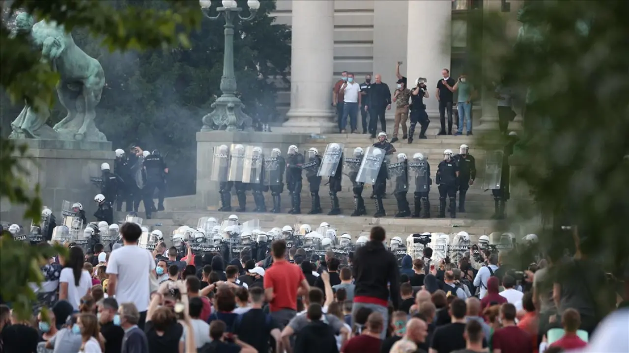 Sırbistan Parlamentosuna Bombalı Saldırı! Muhalefetten Sis Bombalı Protesto 1