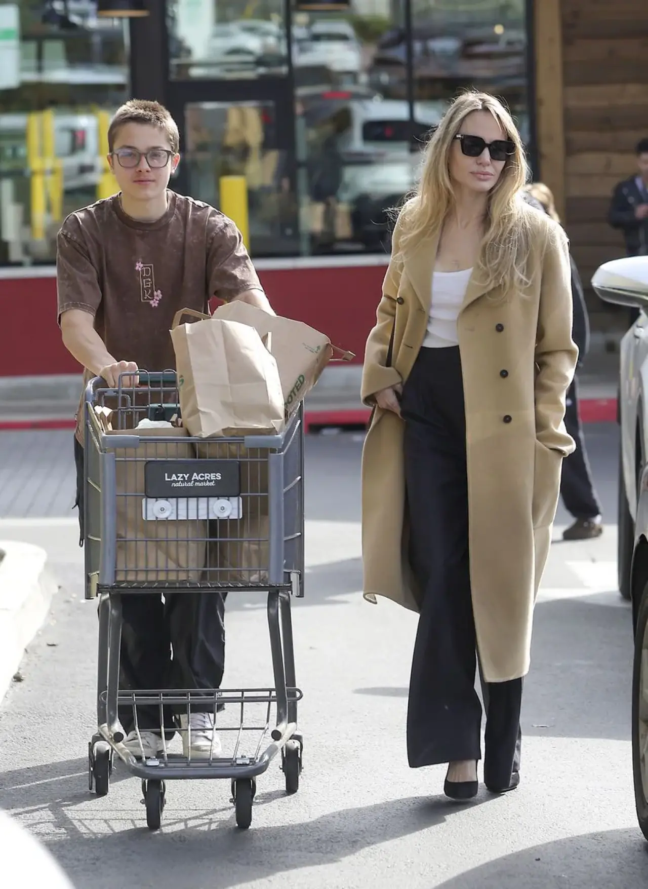 Brad Pitt’ten Sonra Büyük Kriz: Hollywood’un Güzel Yıldızı Angelina Jolie Gözler Önünde Eriyor! 1