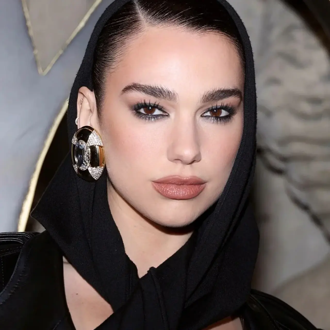Dua Lipa'nın Etkileyici Bakışlarının Sırrı: Mükemmel Eyeliner Çekmenin 5 Altın Kuralı! 1