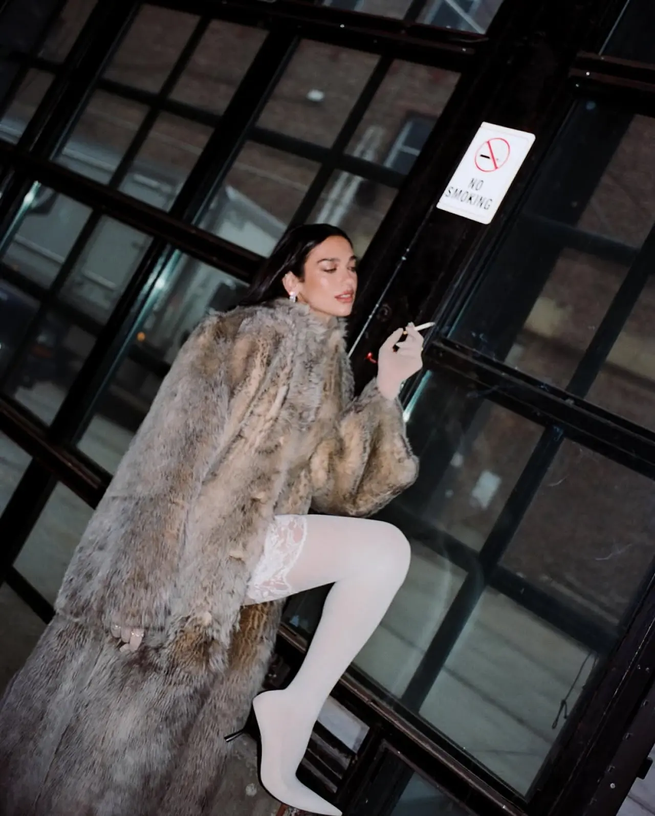 Handlebars Şarkısıyla Bütünleşen Dua Lipa Kuralları Hiçe Saydı: Beyaz Jartiyer, Kürk ve Sigara Kombini Olay Oldu! 4