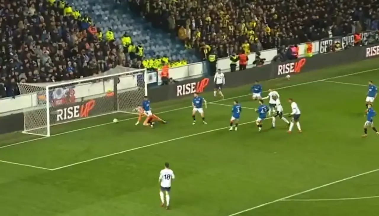 GOOOL! Sebastian Szymanski Yine Attı 2-0: Fenerbahçe Glasgow'da Tur Kapısını Araladı 1