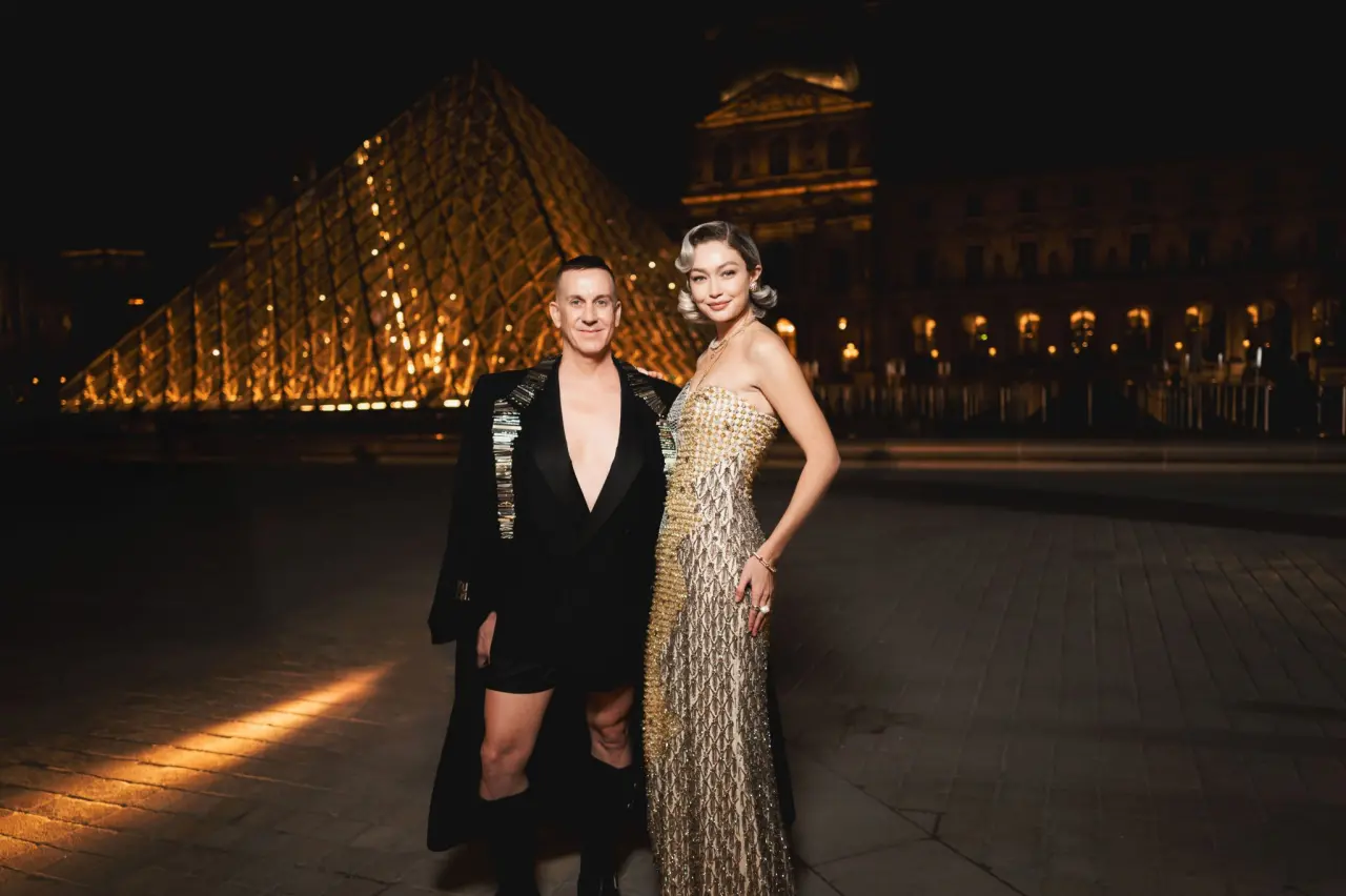 "Bu İkili Asla Birlikte Kullanılmaz" Kuralı Yıkıldı: Gigi Hadid, Le Grand Diner du Louvre’da Moda Tabularını Sildi! 3