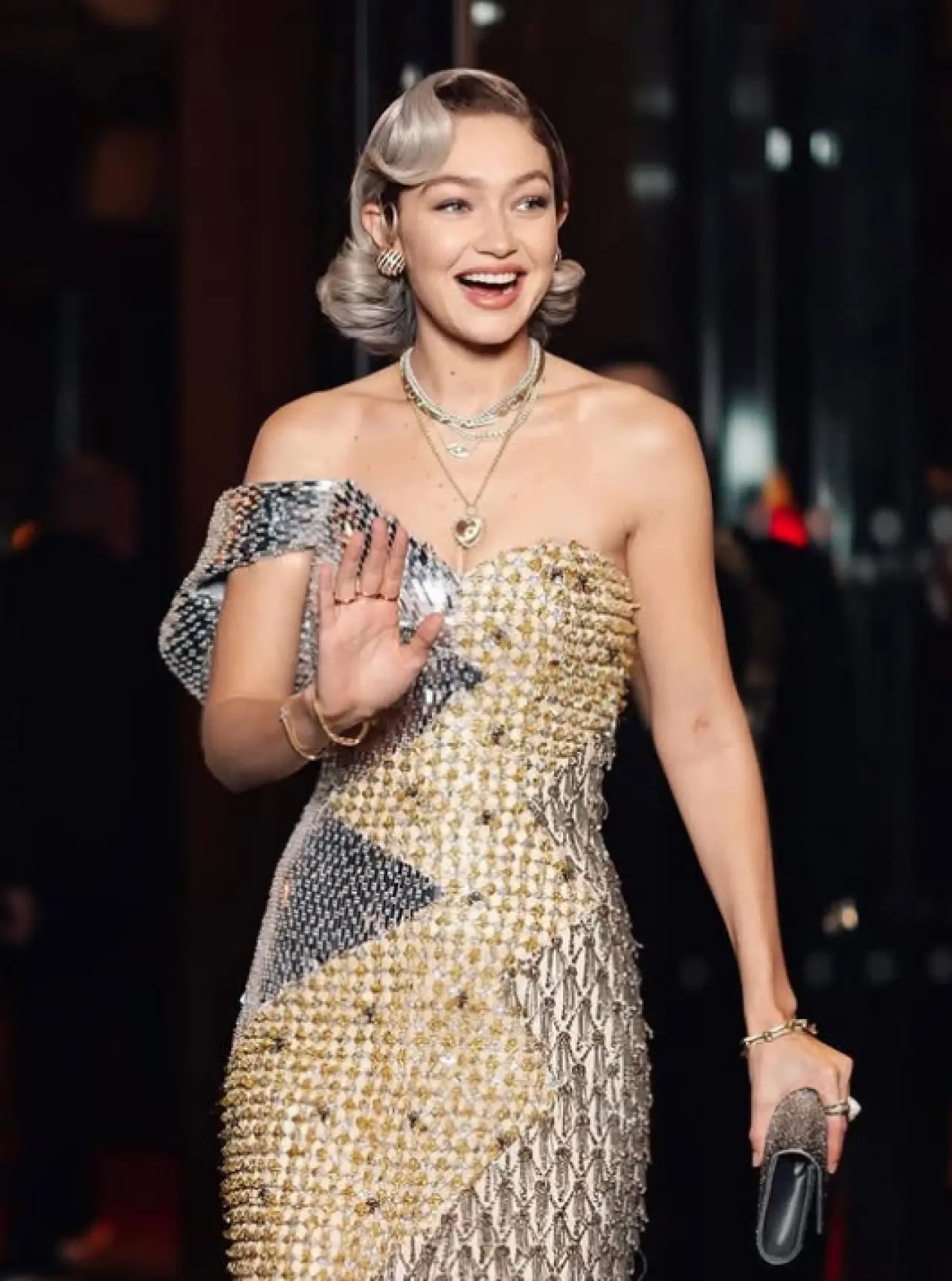 "Bu İkili Asla Birlikte Kullanılmaz" Kuralı Yıkıldı: Gigi Hadid, Le Grand Diner du Louvre’da Moda Tabularını Sildi! 2