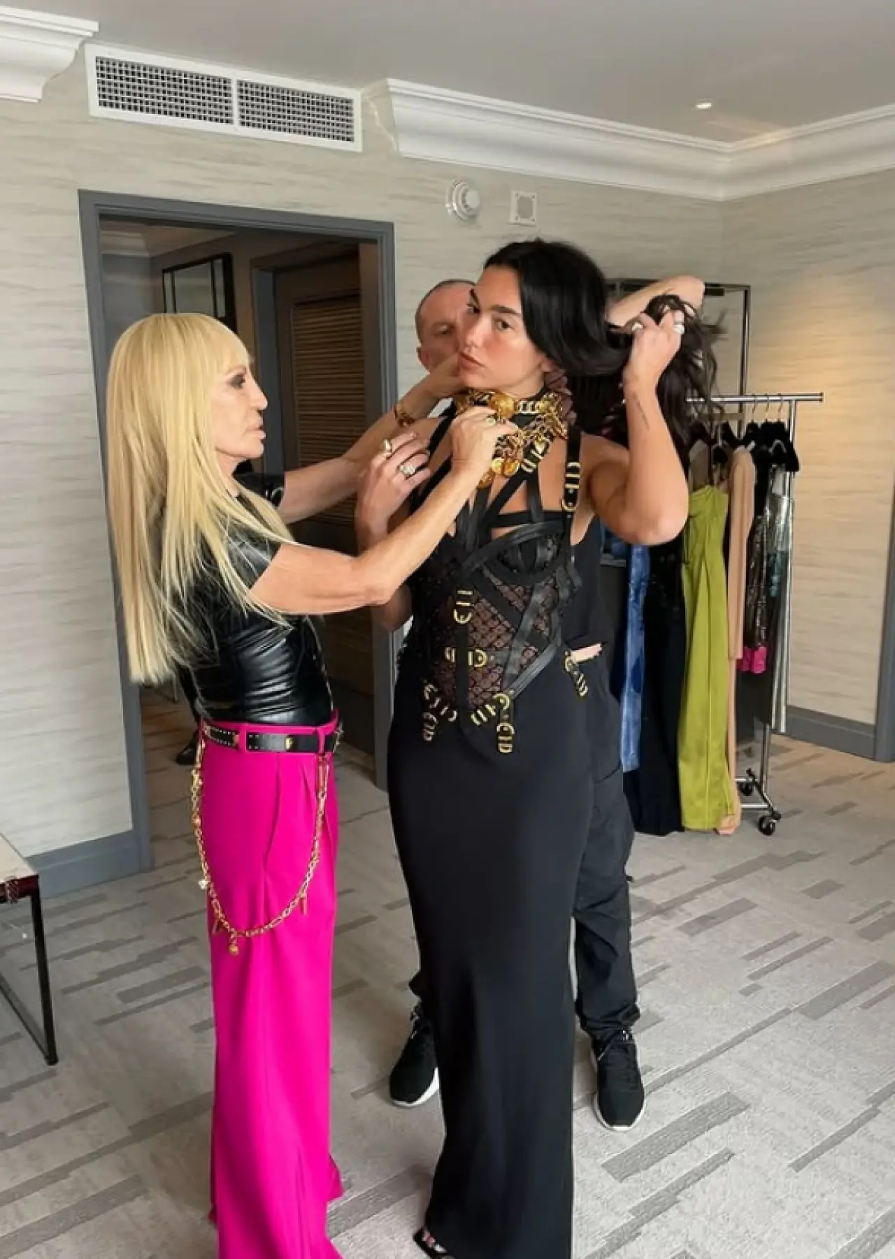 Moda Dünyasında Veda: Dua Lipa, Donatella Versace’ye Sahip Çıktı! 1