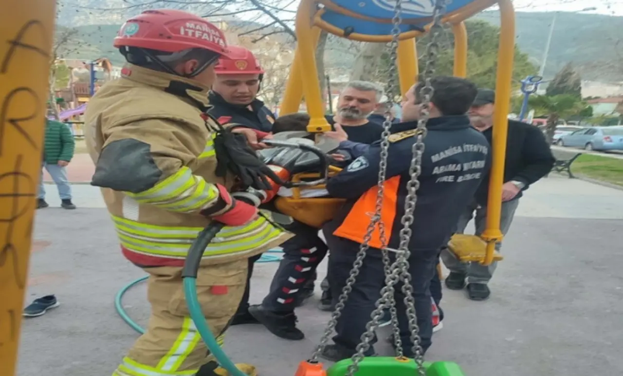 7 Yaşındaki Çocuğun Parkta Yaşadığı Kabus! İtfaiye Zamanla Yarıştı 2