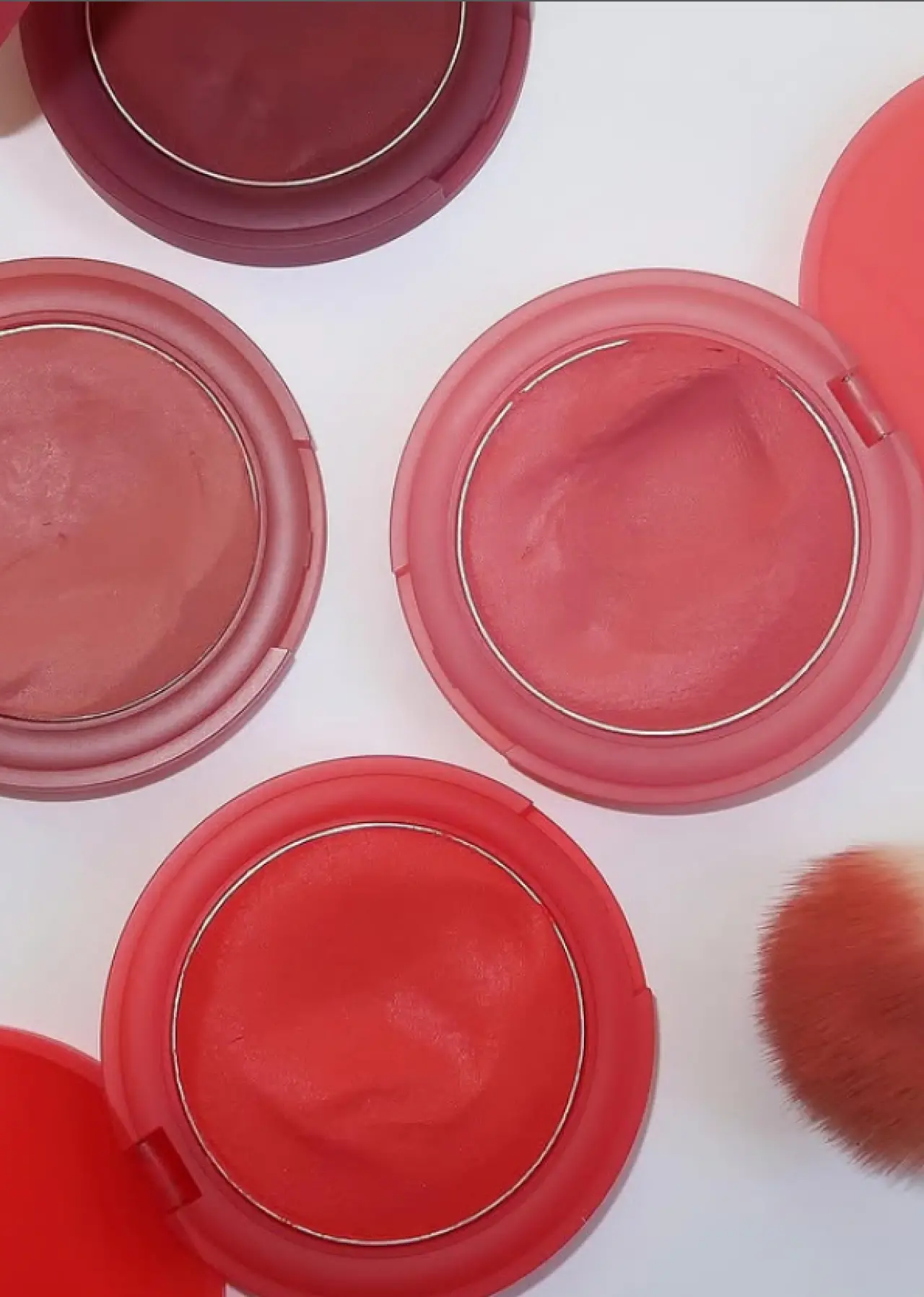 Selena Gomez’den Rare Beauty Atağı: Yeni Allık Serisi Güzellik Tutkunlarını Büyülüyor! 2