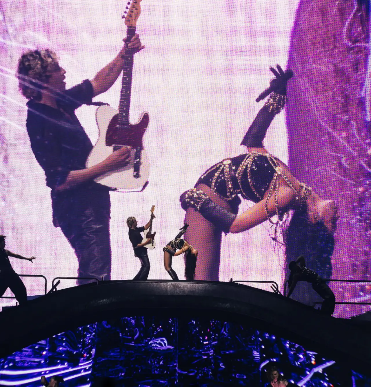 Dua Lipa'nın Radical Optimism Turnesi Avustralya’da Sonlandı: Sürpriz Konuklar, Göz Kamaştıran Kostümler ve Dev Final! 5