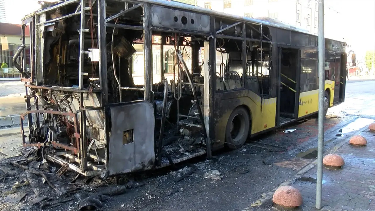 Faciaya ramak kala! Dolu otobüste alevler arasında kurtuluş mücadelesi 1