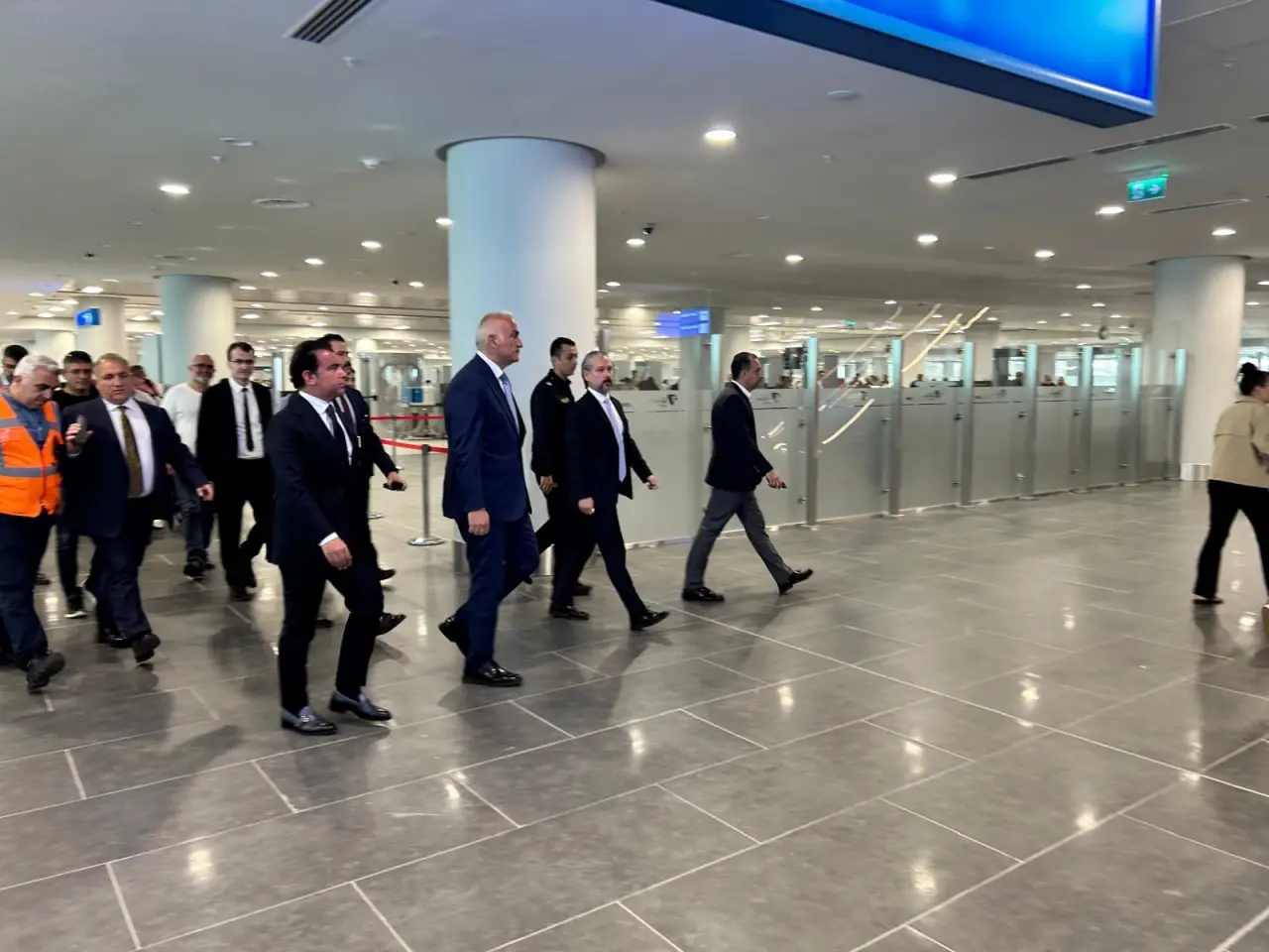 Bakan Ersoy açıkladı: Antalya'da 18 milyon turist hedefi! 2