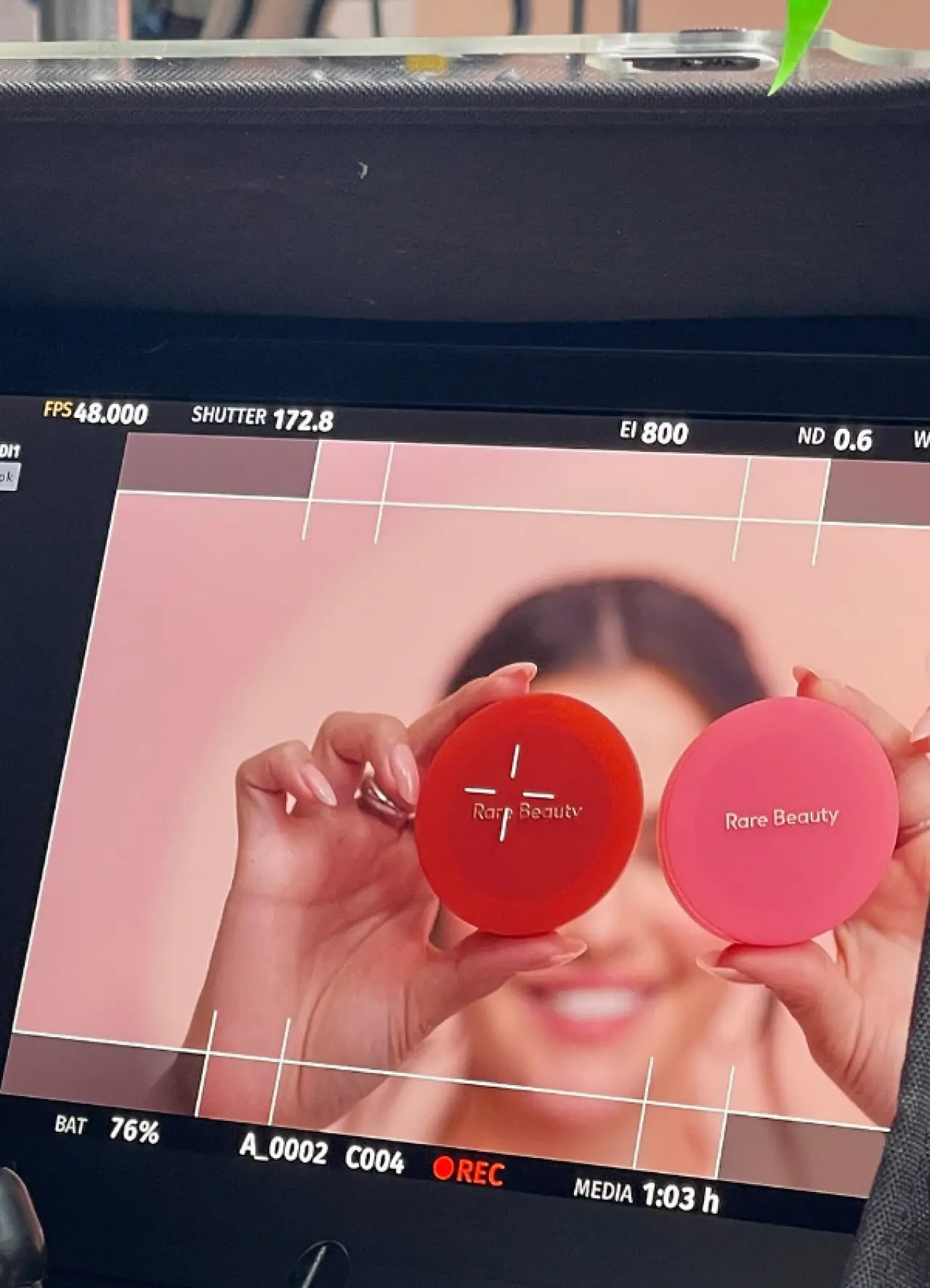 Selena Gomez’den Rare Beauty Atağı: Yeni Allık Serisi Güzellik Tutkunlarını Büyülüyor! 3