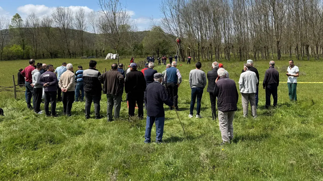 Oğlu yardıma koştu ama geç kaldı: Ağaçta hayatını kaybetti! 3