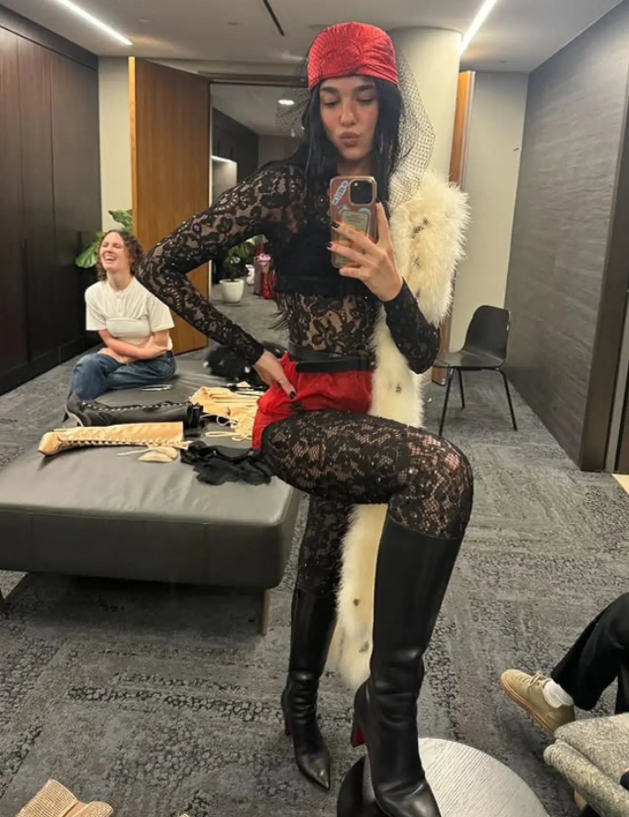 Dua Lipa Auckland’da Son Geceyi Böyle Kutladı: Turne Biter, Eğlence Bitmez! 4