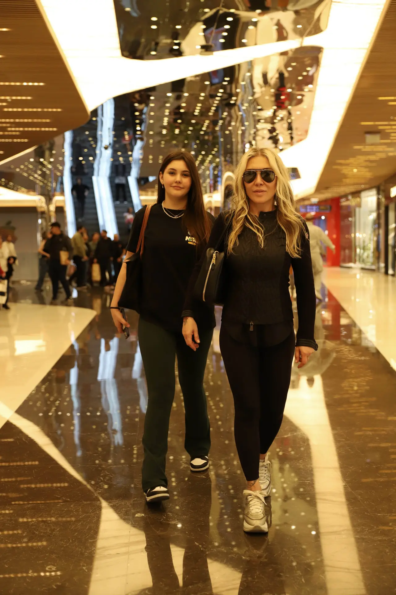 Zorlu AVM’de Ünlüler Geçidi: Şıklık Yarışı, Yeni Projeler ve Merak Uyandıran Açıklamalar! 4