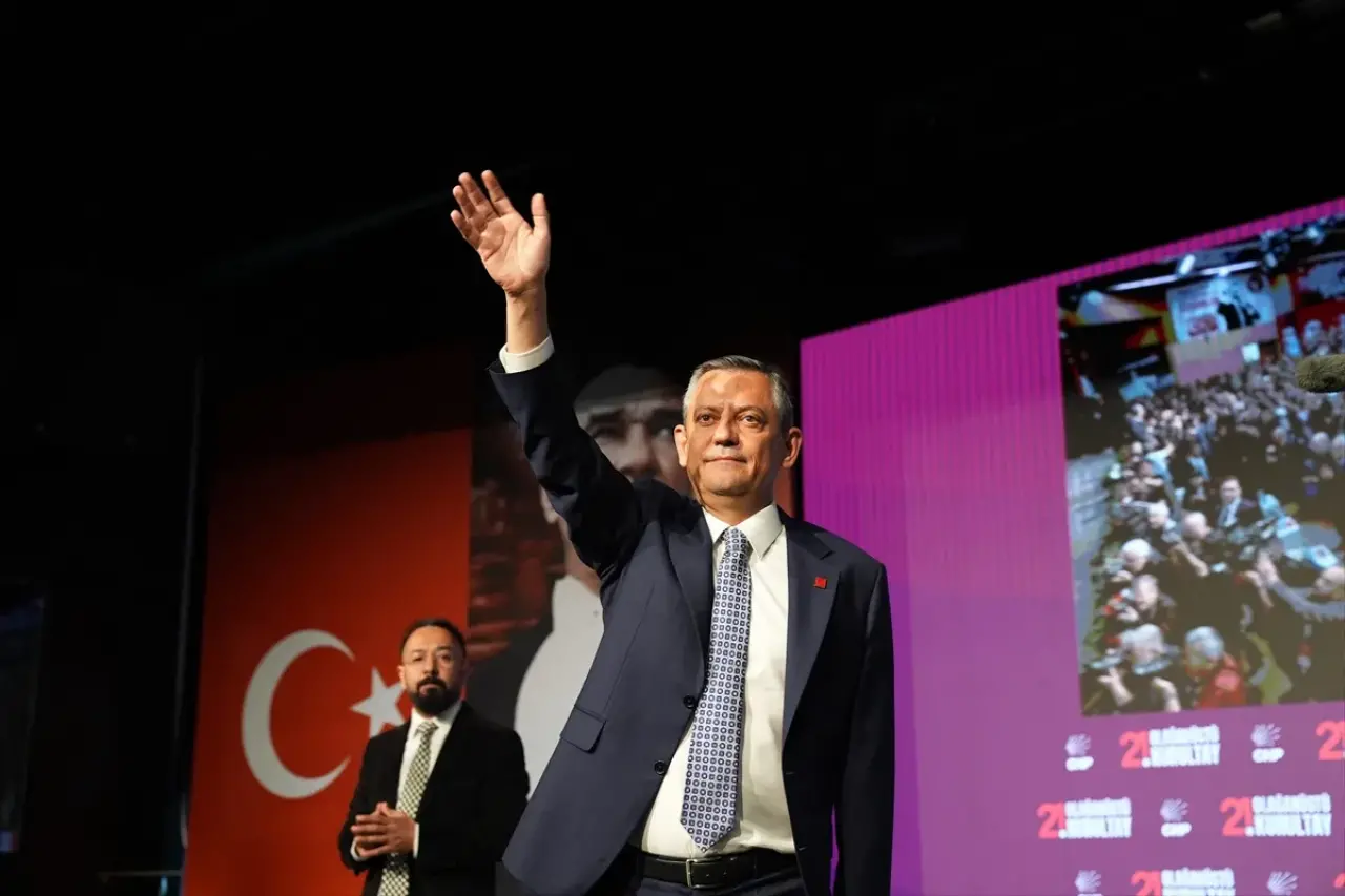 CHP'de kurultay krizi: Adaylar çekildi Özgür Özel yeniden başkan seçildi! 5