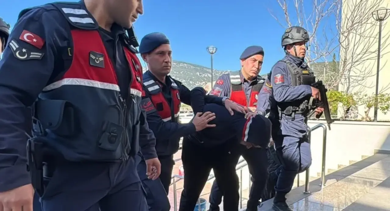 Bakan duyurdu: Gürcistan'a kaçan 8 şüpheli Türkiye'ye getirildi! 3