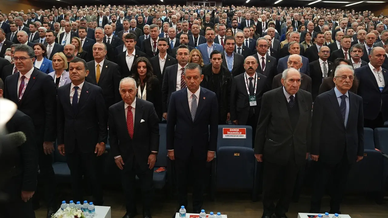 CHP'de kurultay krizi: Adaylar çekildi Özgür Özel yeniden başkan seçildi! 4