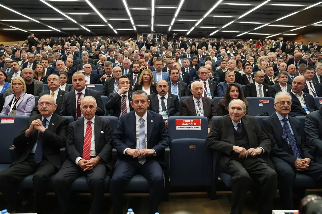CHP'de kurultay krizi: Adaylar çekildi Özgür Özel yeniden başkan seçildi! 3