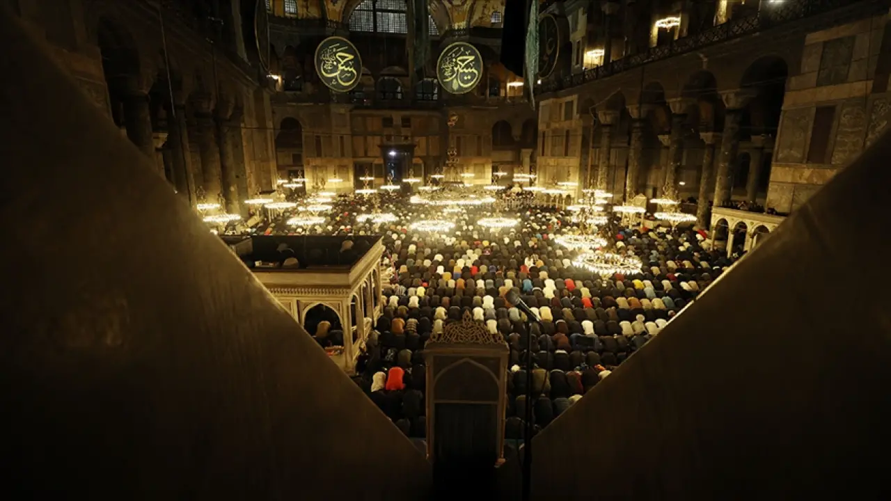 Cuma Namazı Nasıl Kılınır 2025? | Diyanet'e Göre Cuma Namazı Kaç Rekat, Farz mı, Hangi Dualar Okunur? Adım Adım Kılınışı 2