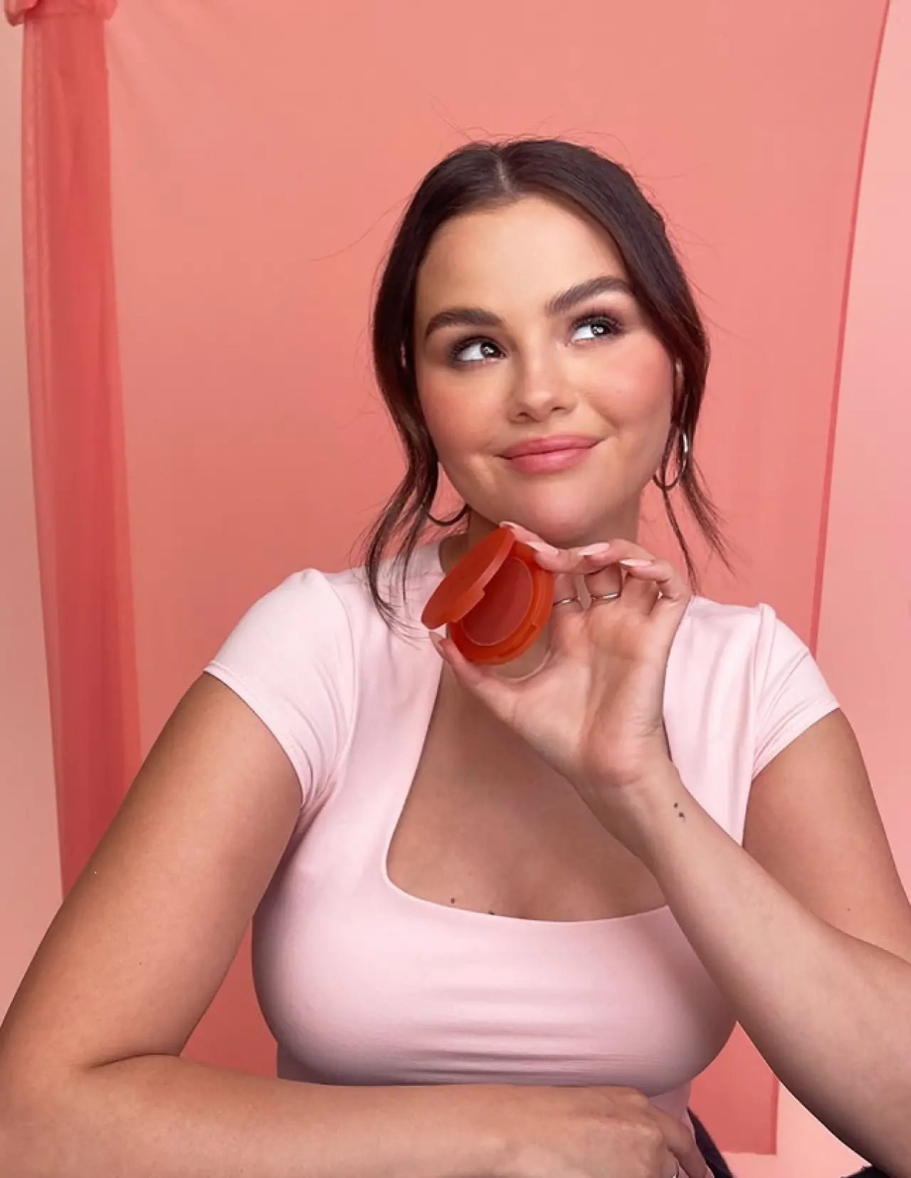 Selena Gomez’den Rare Beauty Atağı: Yeni Allık Serisi Güzellik Tutkunlarını Büyülüyor! 1