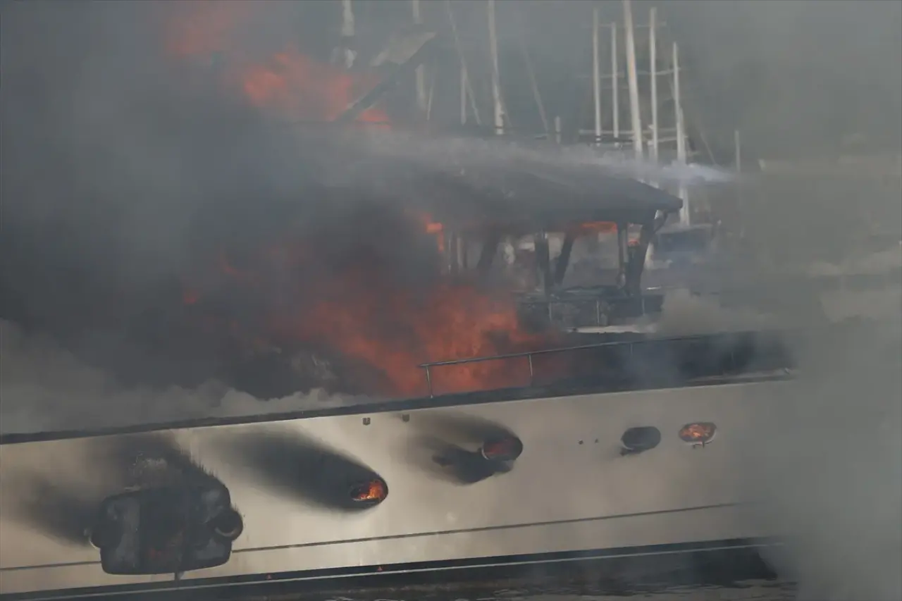 Turizm cenneti Fethiye’de yangın şoku! Tekneler alev alev 3