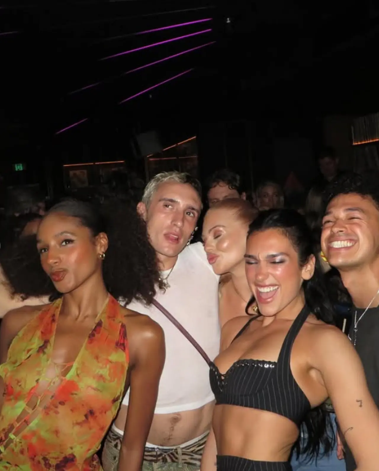 Dua Lipa Auckland’da Son Geceyi Böyle Kutladı: Turne Biter, Eğlence Bitmez! 6