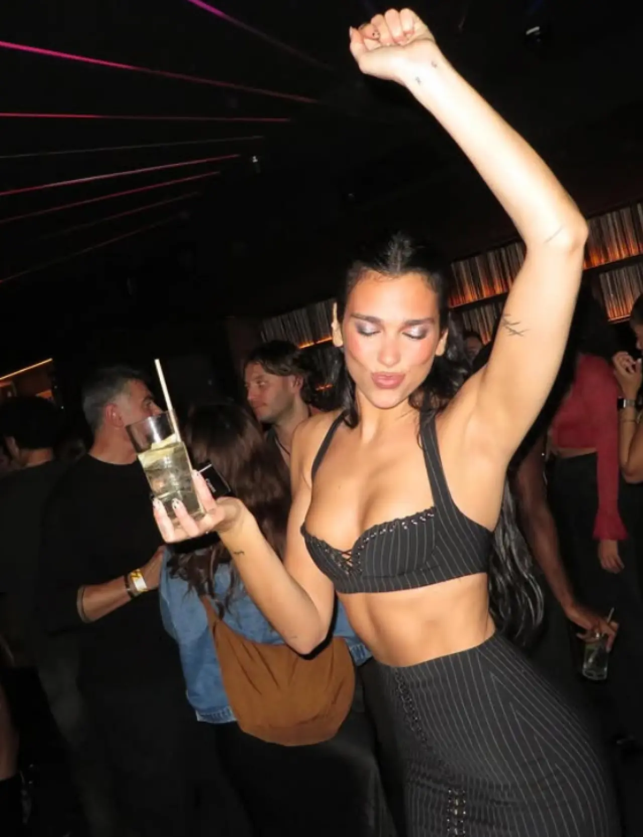 Dua Lipa Auckland’da Son Geceyi Böyle Kutladı: Turne Biter, Eğlence Bitmez! 2