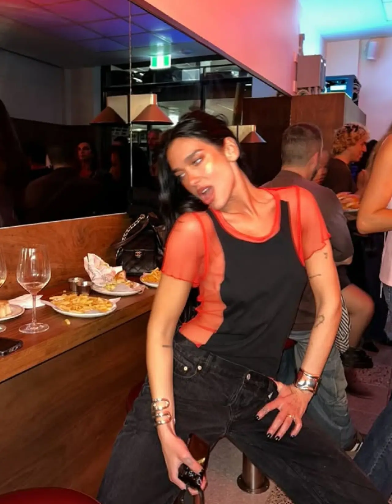 Dua Lipa Auckland’da Son Geceyi Böyle Kutladı: Turne Biter, Eğlence Bitmez! 5