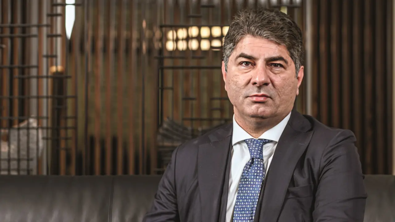 Hakan Safi Kiminle Evli, Eşi Kim? Ünlü İş Adamının Özel Hayatı Merak Konusu 3