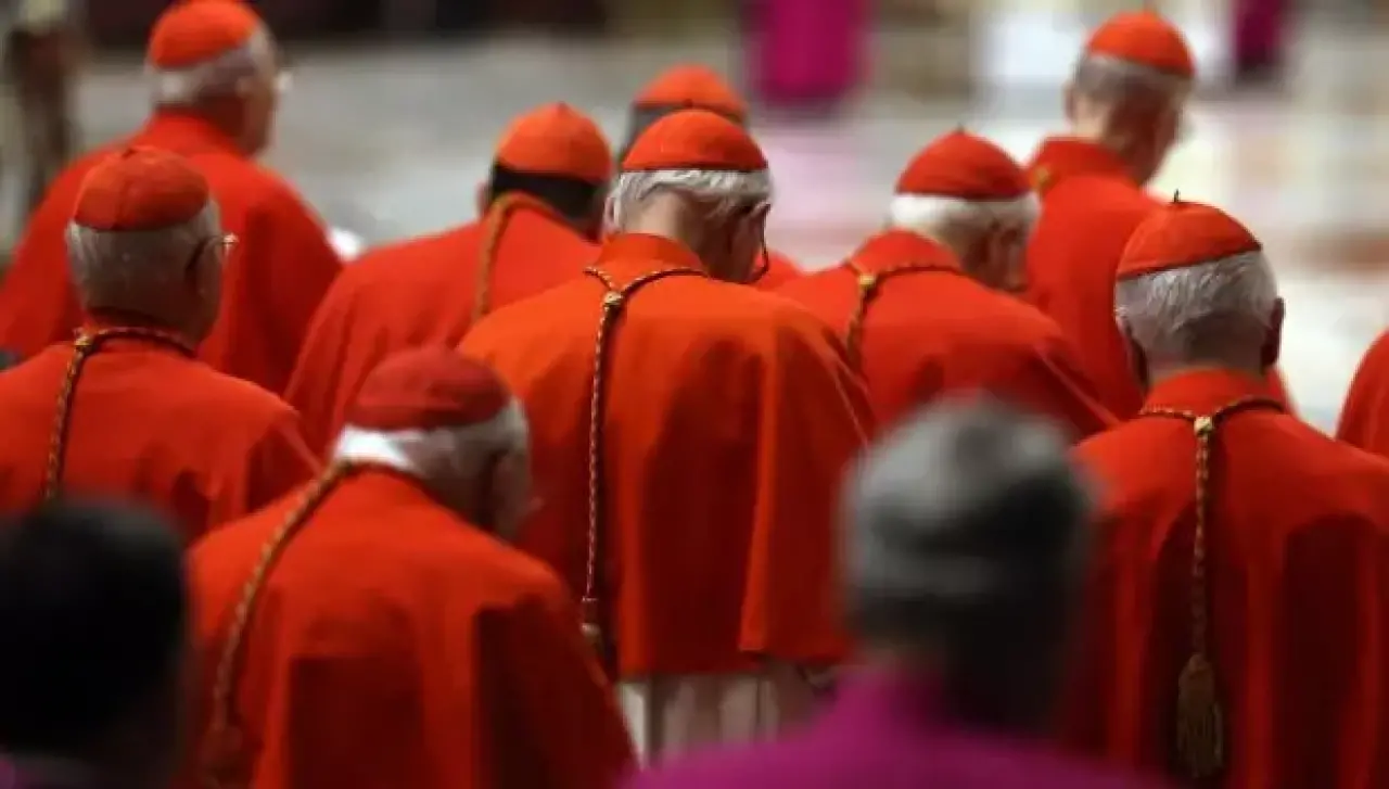 Papalık Makamı Boşalınca Ne Olur, Papayı Kimler Seçer,  Papalık Seçimi Nasıl Yapılır, Beyaz Duman Ne Anlama Geliyor, 5