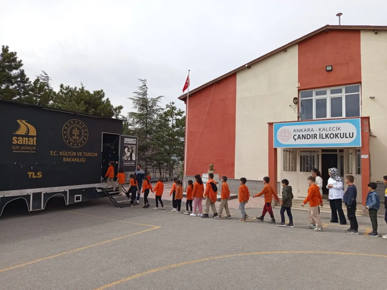 İlk Kez Sinema Gören Çocukların Gözyaşları: Gezen Sinema Türkiye’yi Dolaşıyor 4