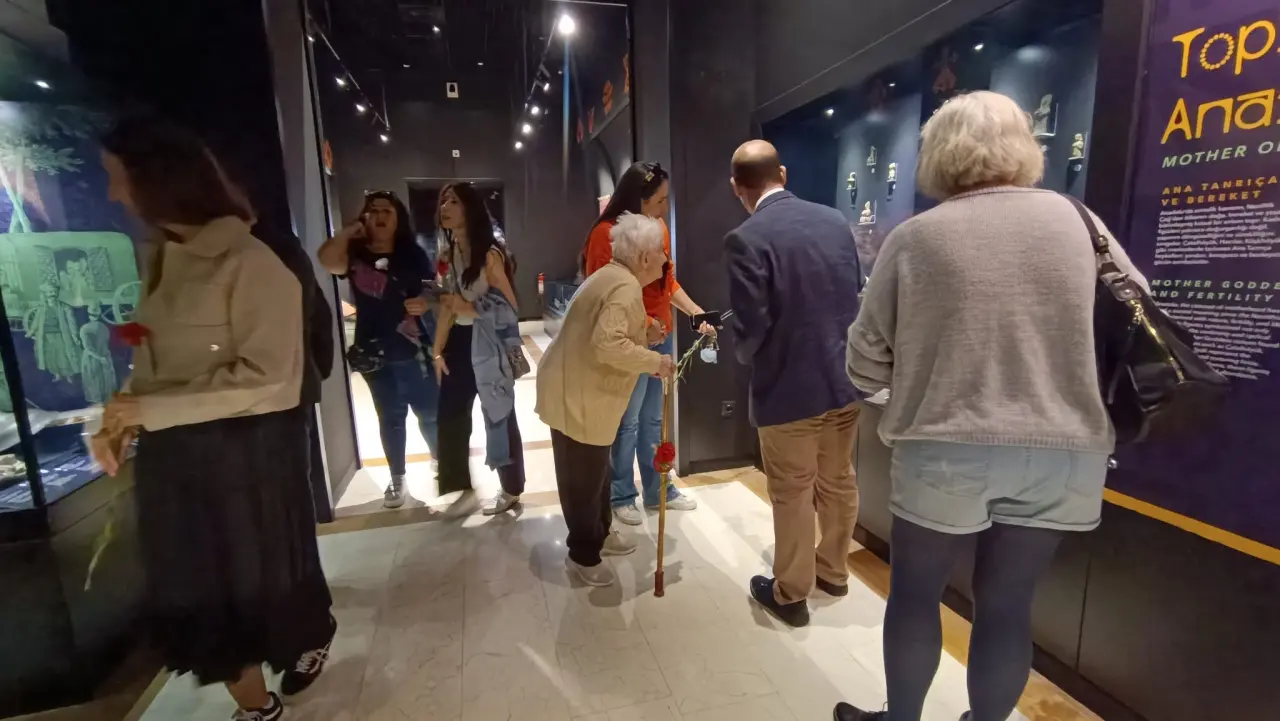 Anneler Günü'nde Gözyaşlarıyla Gezilecek Sergi: Etnografya Müzesi'nde Unutulmaz Yolculuk 10