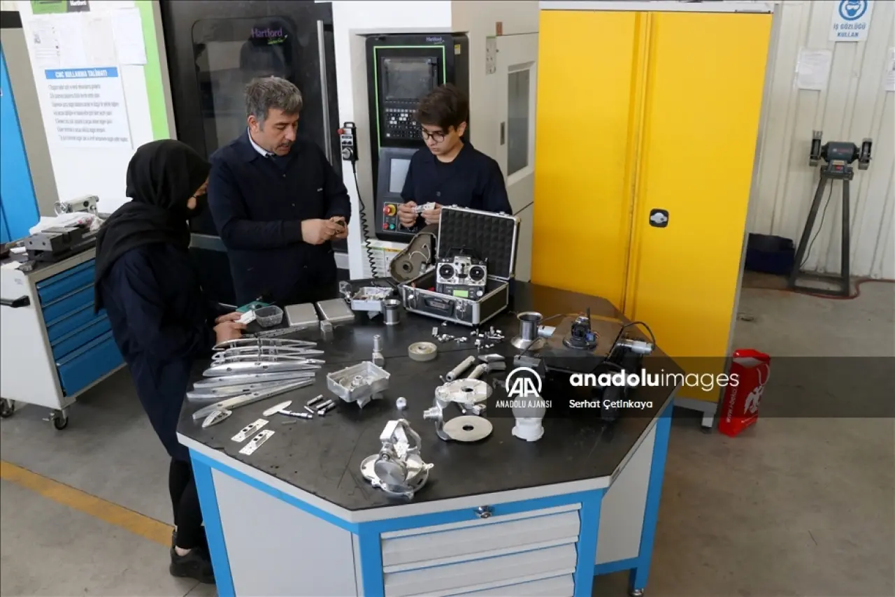 Öğrenciler üretiyor: Konya Lisesi plastik sektörüne adım attı! 3